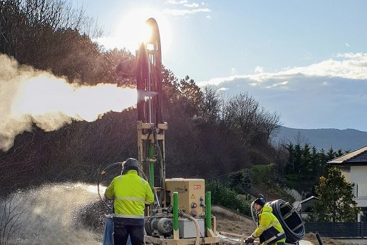 Üröm légkalapálás, geotermikus talajszonda telepítés.